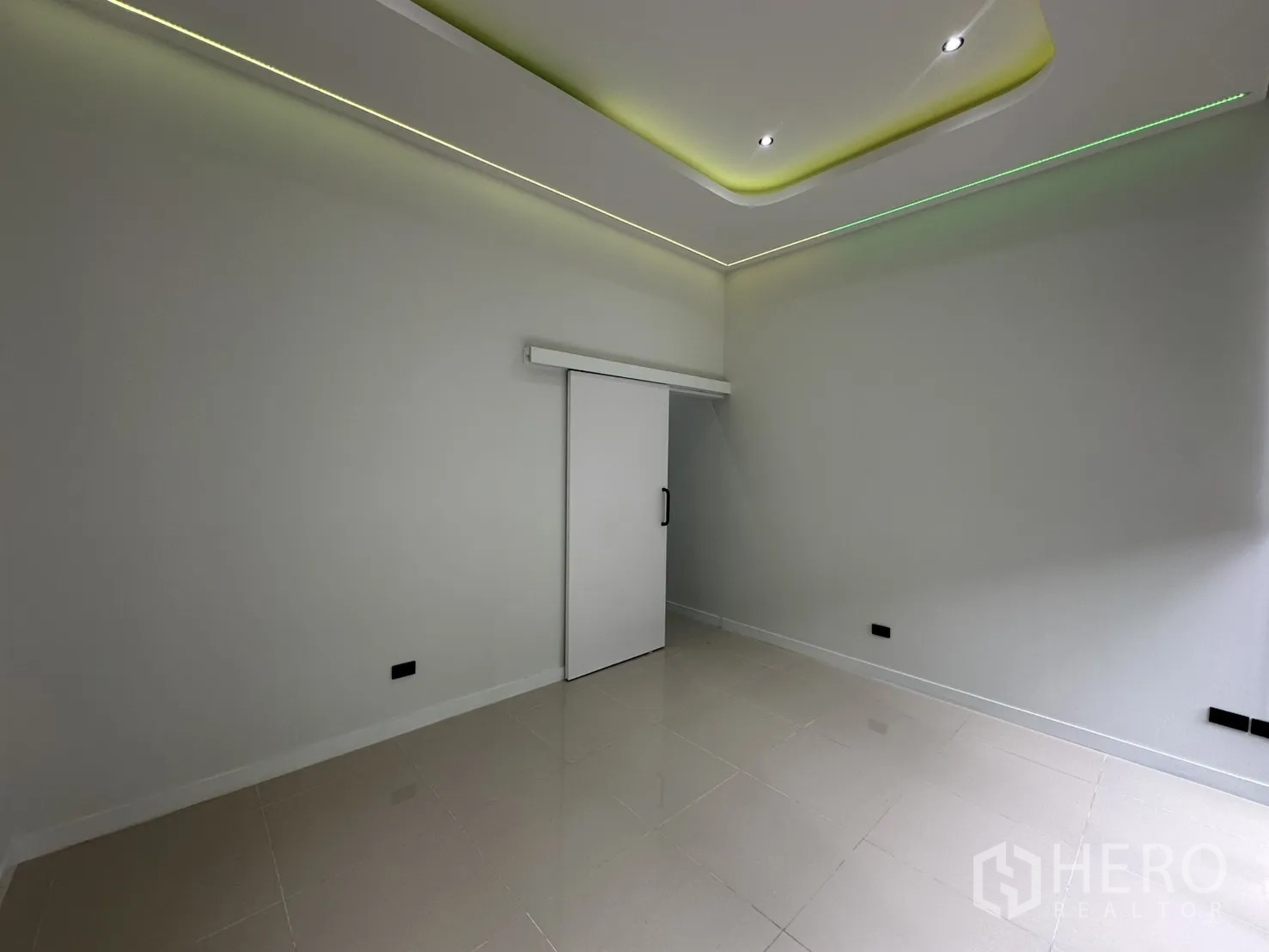 零售空间 出租 - 房间配LED灯带天花与推拉门。