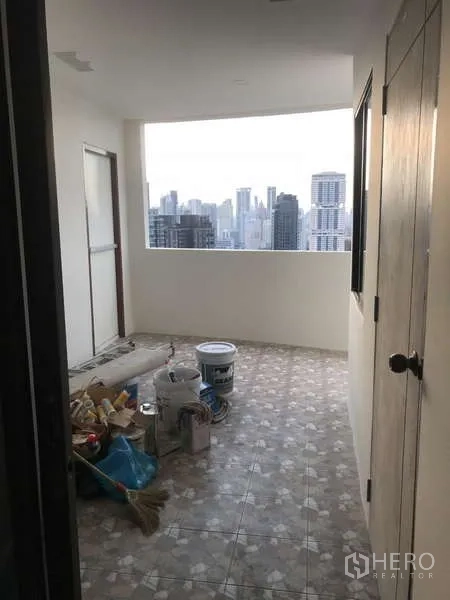 คอนโด ขายในWatthana, Bangkok - ระเบียงครอบคลุม ปูกระเบื้องลาย พร้อมวิวเมืองพาโนรามา