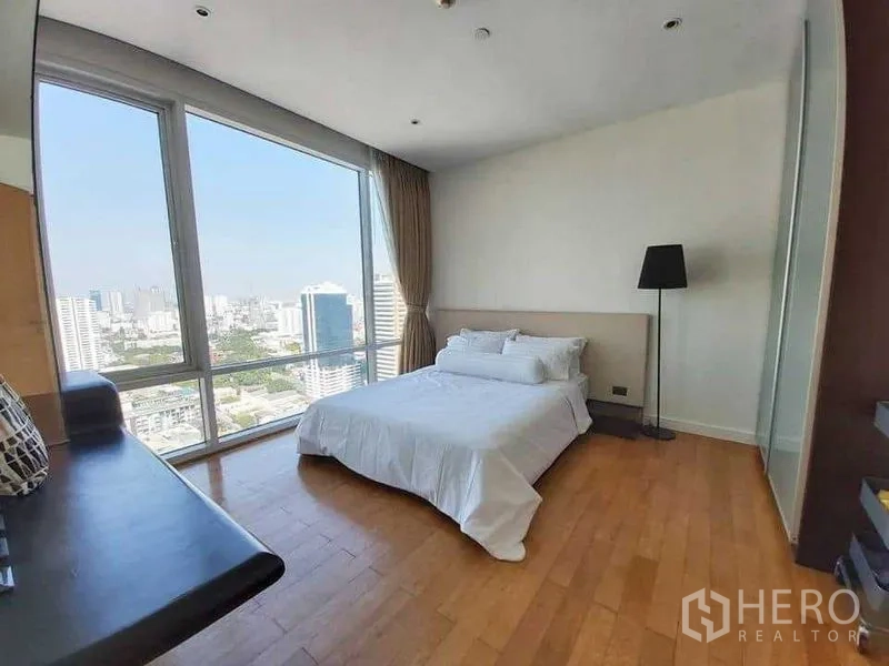 คอนโด ให้เช่าในWatthana, Bangkok - ห้องนอนสว่างพื้นไม้ หน้าต่างบานใหญ่ มองเห็นวิวสกายไลน์