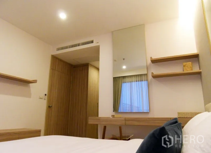 คอนโด ให้เช่าในPhaya Thai, Bangkok - มุมห้องนอนพร้อมตู้เสื้อผ้าบิลท์อิน โต๊ะเครื่องแป้ง กระจกบานใหญ่ และชั้นลอย