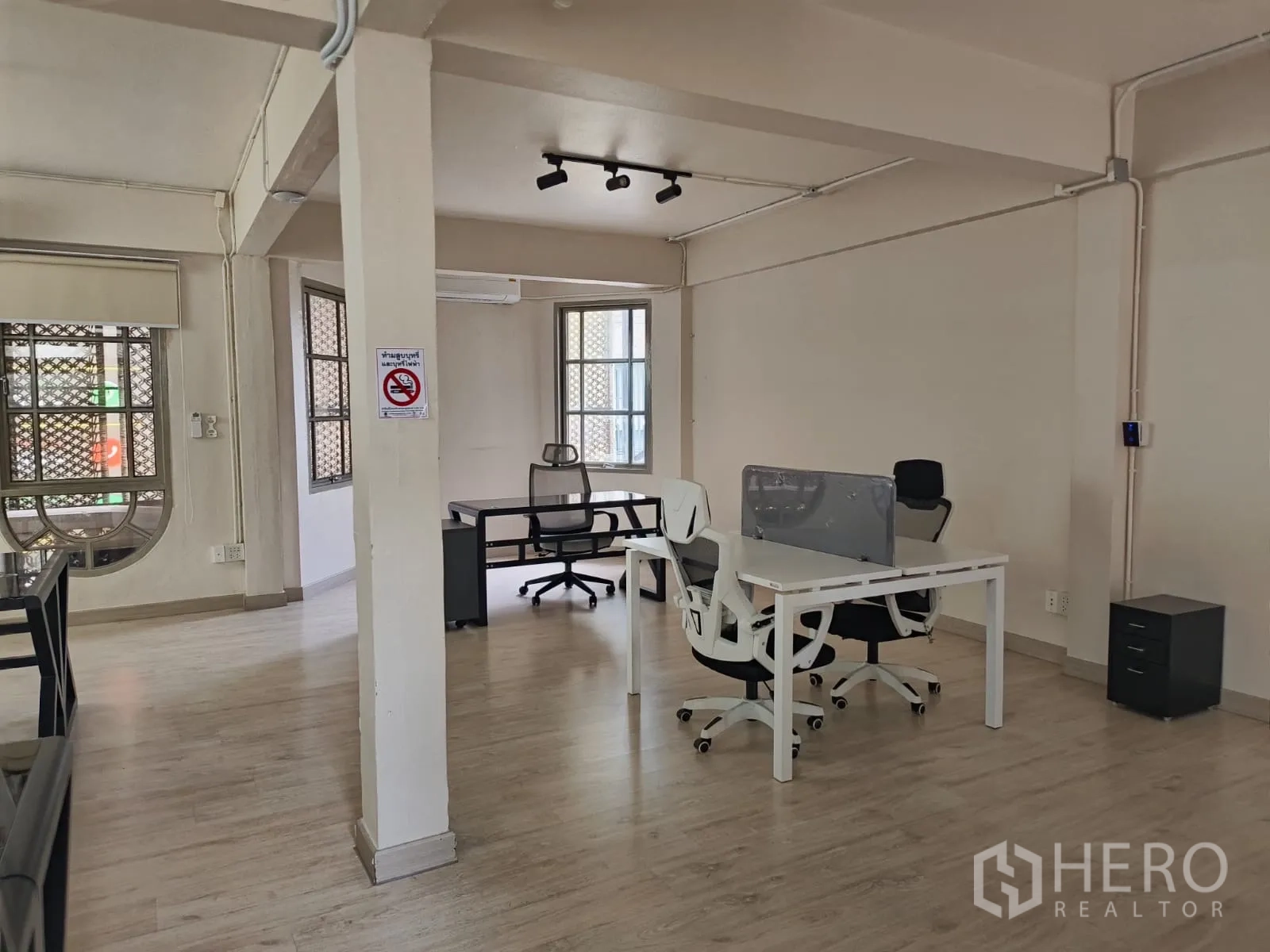ตึกแถว for rent in Watthana, Bangkok - พื้นที่ออฟฟิศพร้อมโต๊ะทำงาน ไฟราง และพื้นไม้โทนอ่อน.