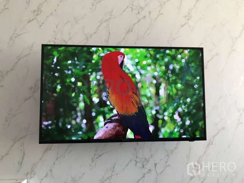 คอนโด ให้เช่า - ทีวีจอติดผนังบนผนังลายหินอ่อน