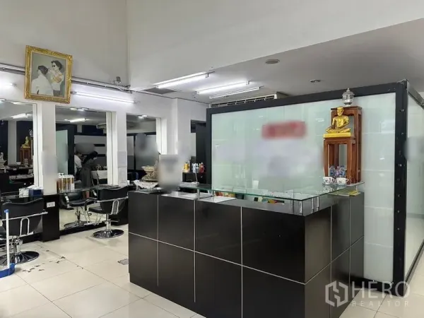 店屋 出租在Phra Khanong, Bangkok - 现代沙龙前台与等候区，位于商用店屋内部。