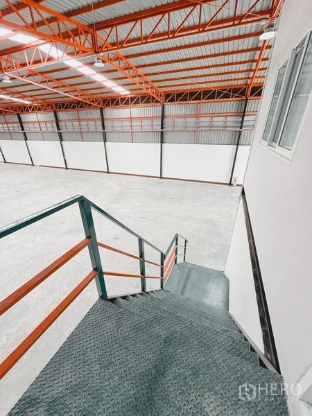 货栈 出租或出售在Khlong Luang, Pathum Thani - 金属楼梯通往夹层办公室与窗户。