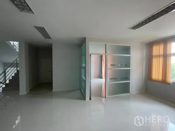 โรงงาน ให้เช่าในLam Luk Ka, Pathum Thani - พื้นที่สำนักงานสว่างกั้นกระจก ใกล้หน้าต่างบานใหญ่