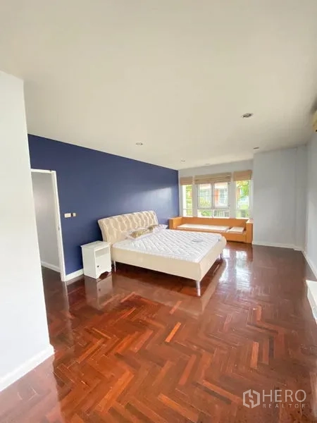 独立式住宅 出租 - 主卧另一视角，深蓝特色墙，飘窗座位，采光充足。