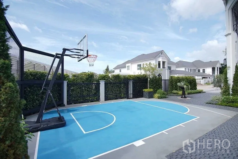 บ้าน ขายในLat Krabang, Bangkok - สนามบาสครึ่งคอร์ทส่วนตัวข้างบ้านภายในรั้ว