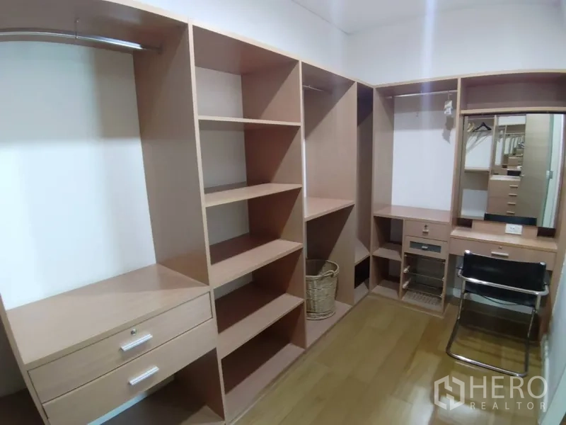 公寓 出租在Watthana, Bangkok - 步入式衣帽间，内置层架、抽屉与梳妆区。