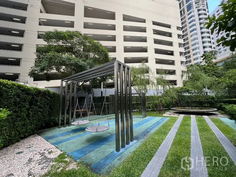 คอนโด ขาย - สวนเด็กเล่นพร้อมชิงช้า พื้นยางสีฟ้าเขียว