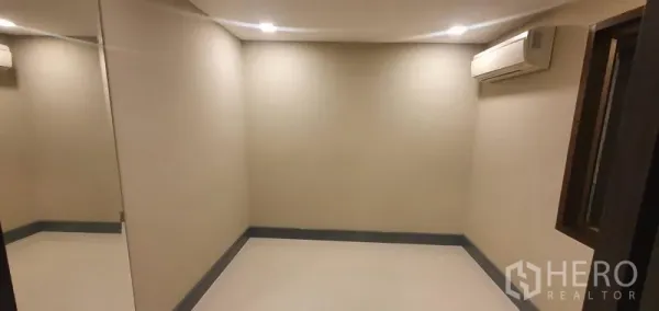 零售空间 出租在Watthana, Bangkok - 小型房间，分体空调与筒灯照明，一面镜墙