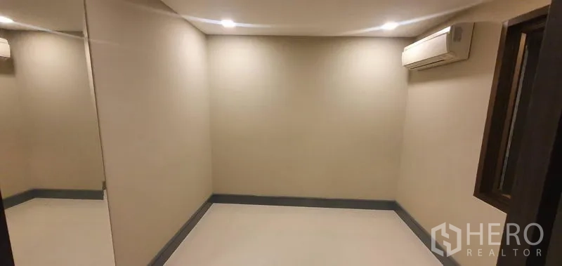 零售空间 出租在Watthana, Bangkok - 小型房间，分体空调与筒灯照明，一面镜墙