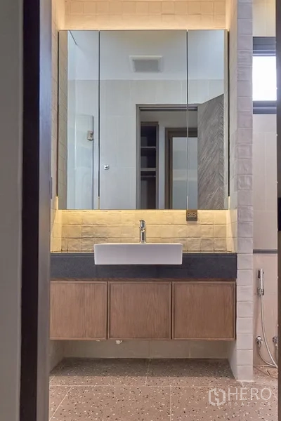 บ้าน ให้เช่าในWatthana, Bangkok - อ่างล้างหน้าพร้อมกระจกกรอบไฟแบบซ่อน