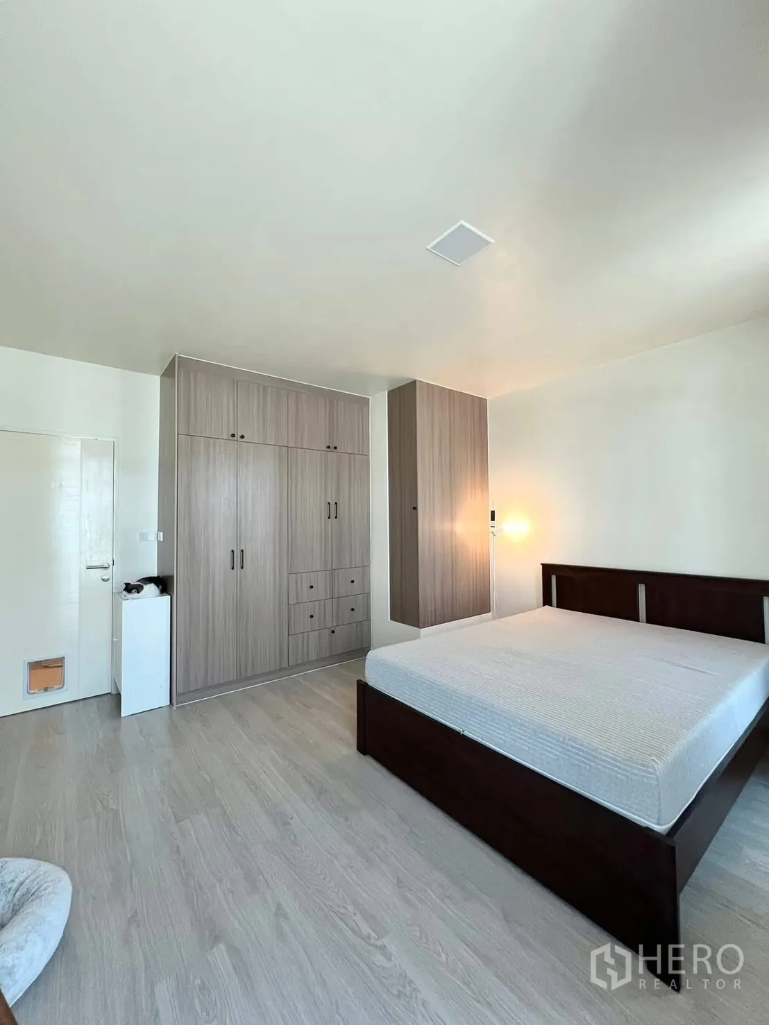 联排别墅 for rent in Bang Phli, Samut Prakan - 主卧配双人床、大衣柜与木纹地板。