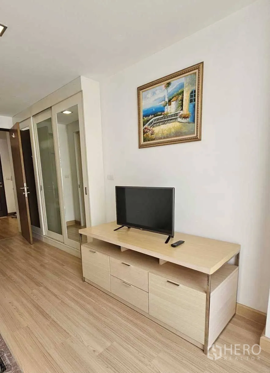 คอนโด ให้เช่าในWatthana, Bangkok - มุมทางเดินพร้อมตู้ทีวีไม้ ภาพแขวน และตู้เสื้อผ้าบานกระจก