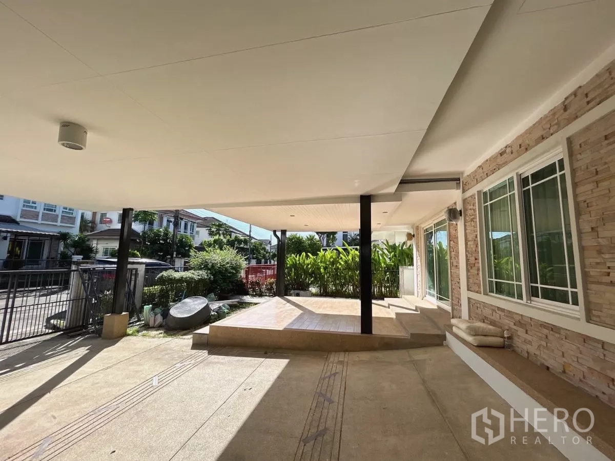 บ้าน ขายในBang Kapi, Bangkok - พื้นที่จอดรถในร่มและเฉลียงยกระดับเชื่อมสู่ประตูกระจกบานเลื่อนเข้าห้องนั่งเล่น