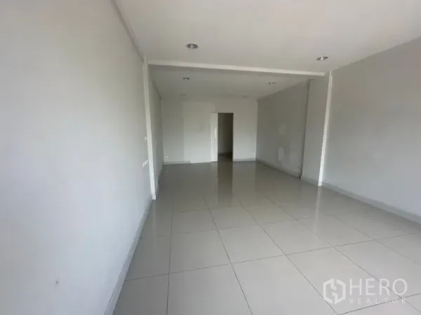 带办公室的家 出租在Bang Na, Bangkok - 空置开放式房间，亮面地砖与筒灯。