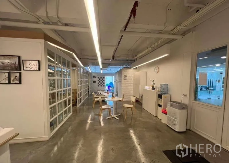 พื้นที่ขายปลีก ให้เช่า - จุดต้อนรับและแพนทรี มีโต๊ะเล็ก ตู้เก็บของ และไฟเส้นยาว