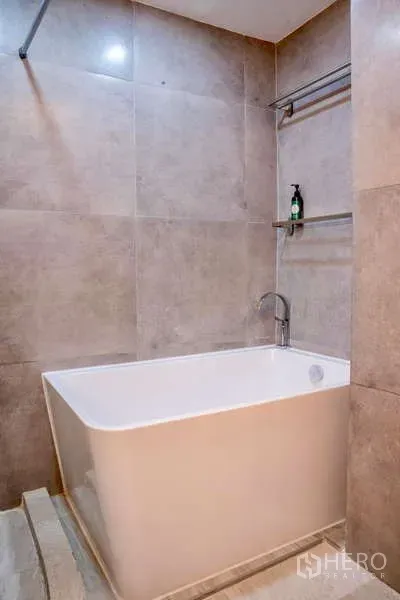 联排别墅 出租在Khlong Toei, Bangkok - 深浸式浴缸，瓷砖墙面与置物架