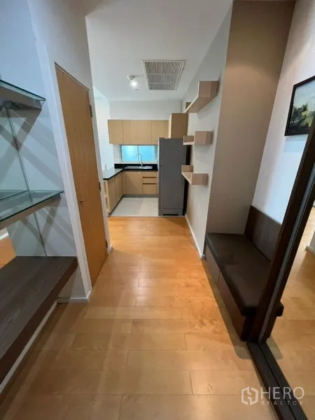 คอนโด ให้เช่าในChatuchak, Bangkok - โถงทางเข้าพร้อมชั้นบิวท์อินเชื่อมสู่ครัวรูปตัว U และตู้เย็น