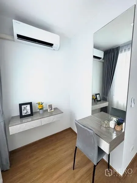 ทาวน์เฮาส์ ให้เช่าในBang Phli, Samut Prakan - มุมทำงานติดผนัง กระจกเต็มตัว พื้นไม้ พร้อมแอร์