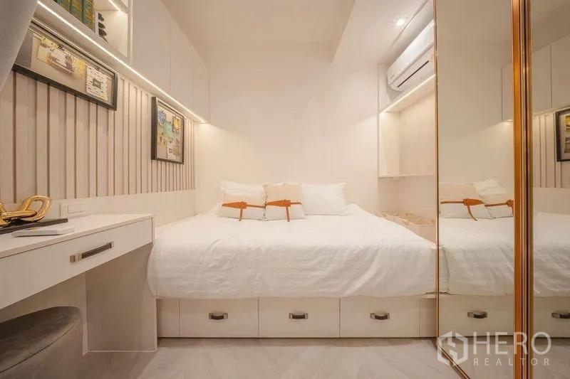 คอนโด ให้เช่า - ห้องนอนที่สองพร้อมโต๊ะทำงาน ตู้แขวน และเตียงมีช่องเก็บของ