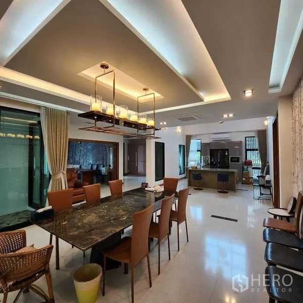 บ้าน ขายในPhra Khanong, Bangkok - ห้องรับประทานอาหารเปิดโล่ง เพดานหลุม โคมแขวน และโต๊ะหินอ่อนยาว