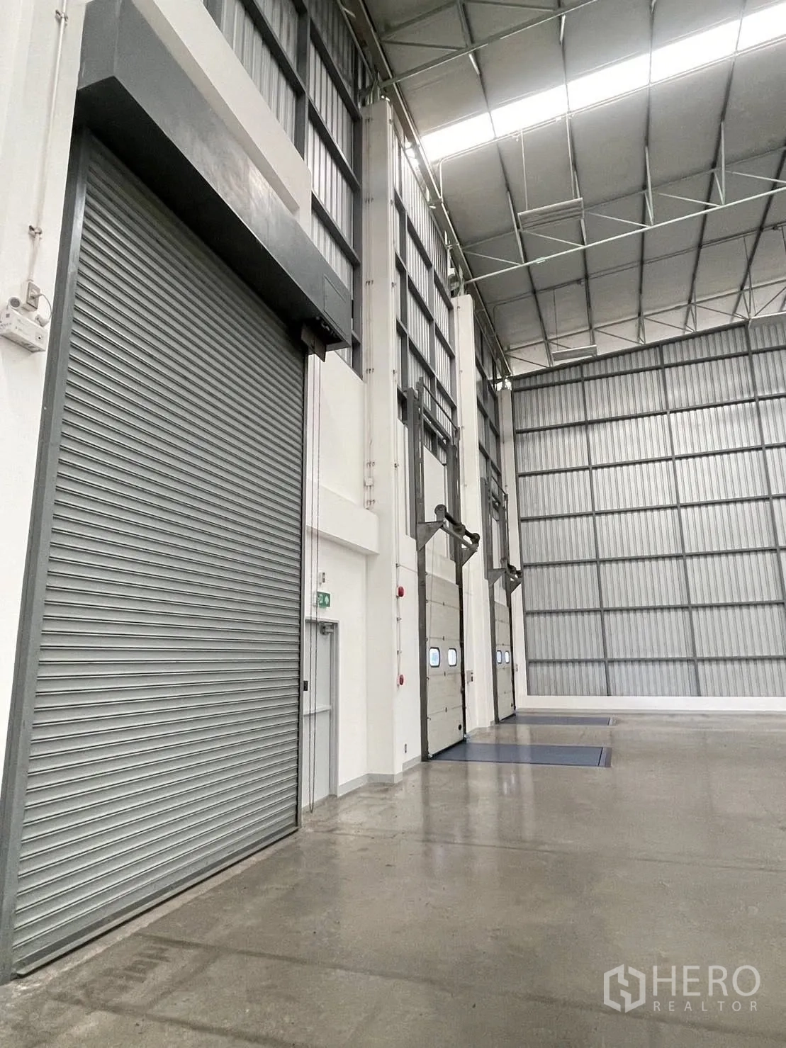 โกดัง for rent in Bang Phli, Samut Prakan - พื้นที่โหลดสินค้าภายใน มีประตูม้วนและช่องโหลดเรียงตามผนัง