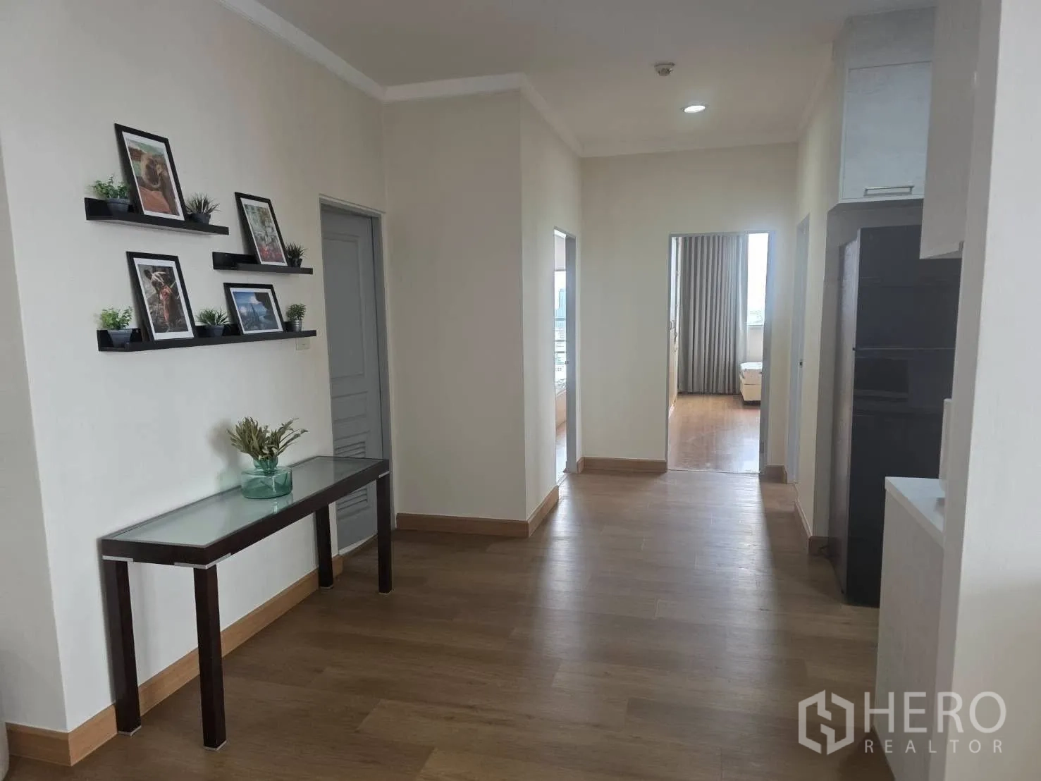 คอนโด ให้เช่าในKhlong Toei, Bangkok - โถงทางเดินติดชั้นวางของและโต๊ะคอนโซลเข้าสู่ห้องนอน