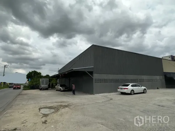 คลังสินค้า ให้เช่าในThanyaburi, Pathum Thani - หลังคาโหลดดิ้งหน้าคลังสินค้า พร้อมลานจอดกว้างริมถนน