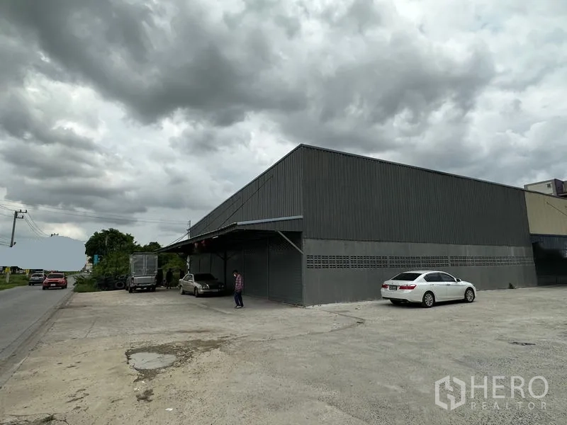 คลังสินค้า ให้เช่าในThanyaburi, Pathum Thani - หลังคาโหลดดิ้งหน้าคลังสินค้า พร้อมลานจอดกว้างริมถนน