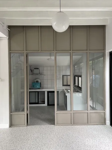 สำนักงานที่บ้าน ให้เช่าในKhlong Toei, Bangkok - ผนังกระจกกั้นเชื่อมสู่แพนทรีปูกระเบื้องและซิงก์ในพื้นที่ทำงานสว่าง