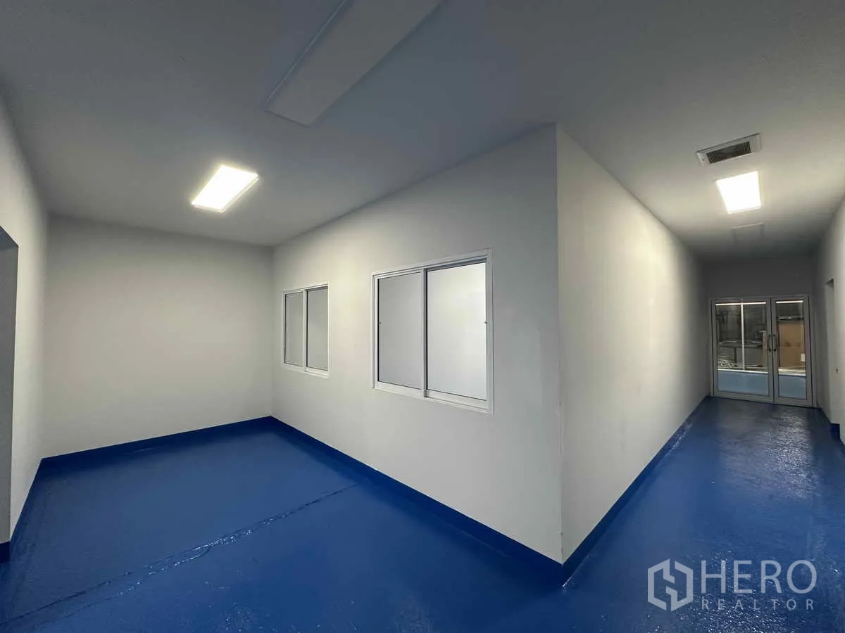 Warehouse for rent in Pak Kret, Nonthaburi - Corner corridor with windows and doors linking multiple sterile-processing rooms.