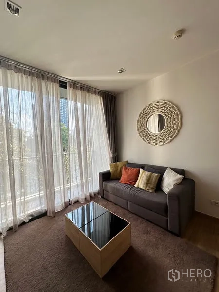 公寓 出租在Watthana, Bangkok - 客餐厅一体，大窗、沙发与地毯