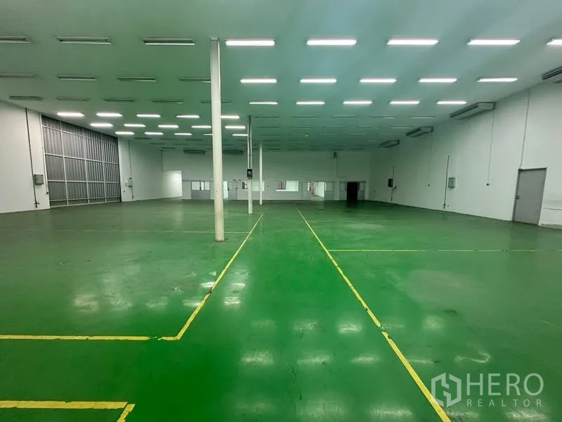 คลังสินค้า ให้เช่าในSuan Luang, Bangkok - ช่องโกดังกว้าง พื้นสีเขียว พร้อมประตูม้วน