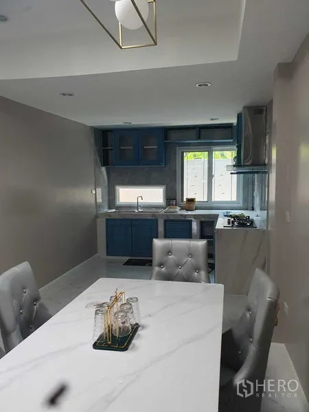 สำนักงานที่บ้าน ให้เช่าในSuan Luang, Bangkok - มุมทานอาหารโต๊ะหินอ่อนข้างครัวบิลท์อินสีฟ้า