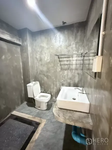 อาคารพาณิชย์ ให้เช่าในKhlong Toei, Bangkok - ห้องน้ำสไตล์ลอฟต์ ผนังคอนกรีต อ่างล้างหน้า โถสุขภัณฑ์ และโซนอาบน้ำ