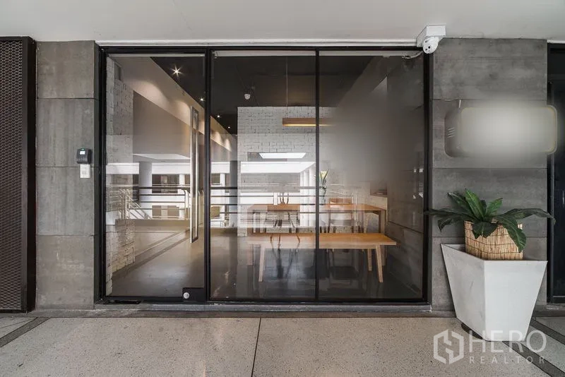 สำนักงาน ให้เช่าในKhlong Toei, Bangkok - ทางเข้าออฟฟิศกระจก ฟิล์มฝ้า พร้อมกระถางต้นไม้และระบบสแกนเข้าออก