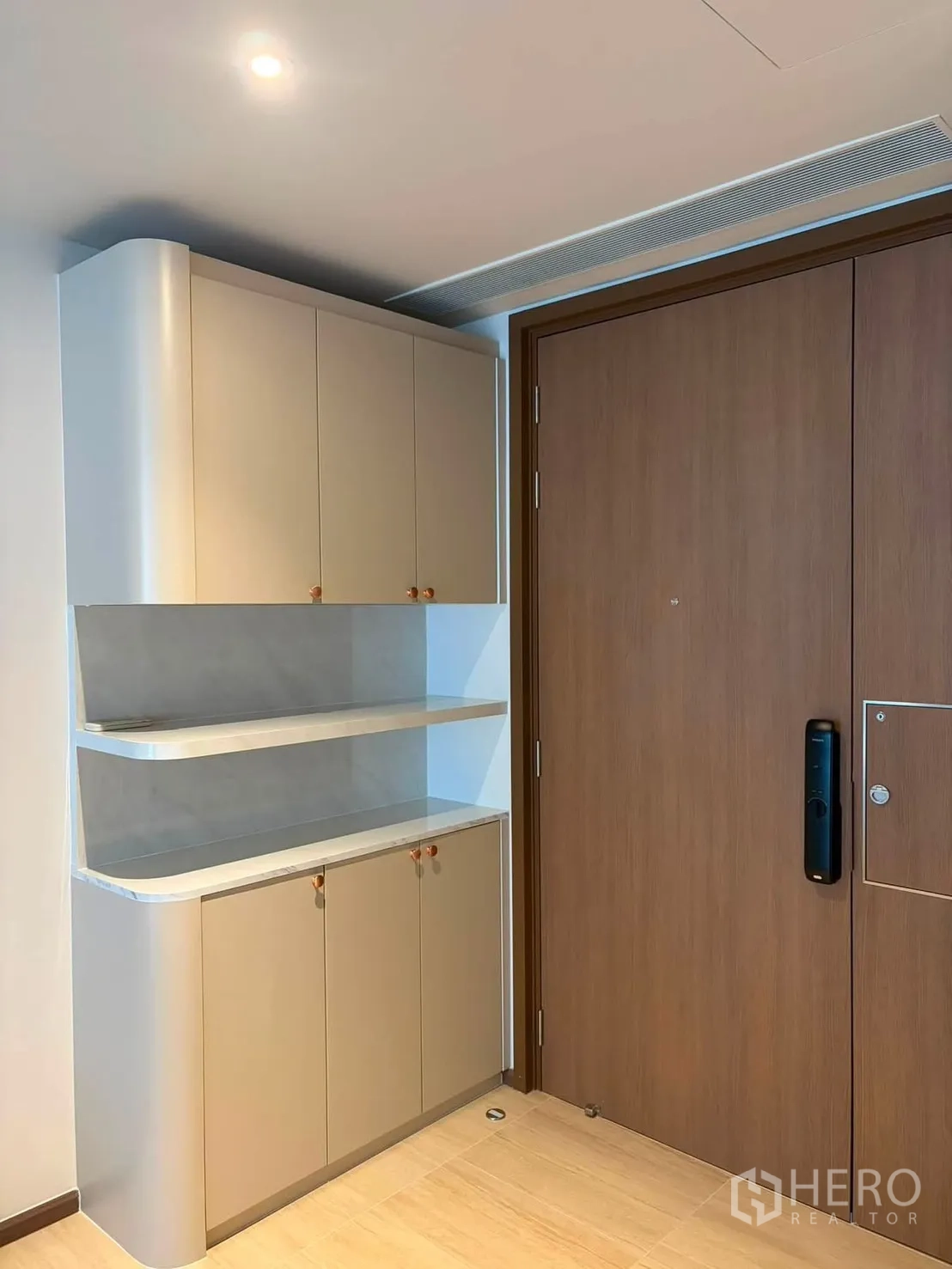 Condominium for rent in Watthana, Bangkok - Entryway with built-in cabinets and open shelves beside a wooden door with digital lock.