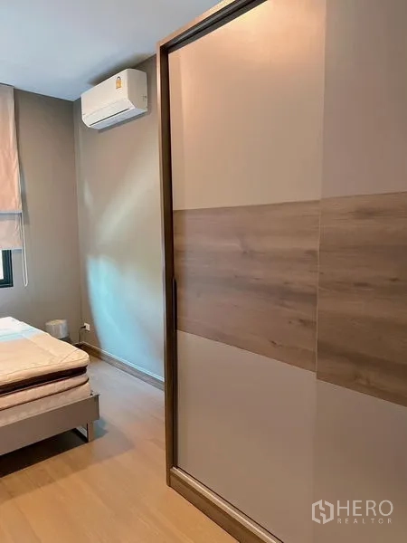 独立式住宅 出售 - 卧室内的推拉门衣柜与空调，木质细节