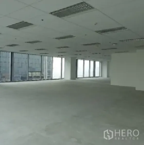 办公空间 出租在Din Daeng, Bangkok - 未装修办公空间，吊顶照明与环绕玻璃窗。