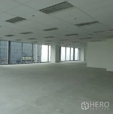 办公空间 出租在Din Daeng, Bangkok - 未装修办公空间，吊顶照明与环绕玻璃窗。