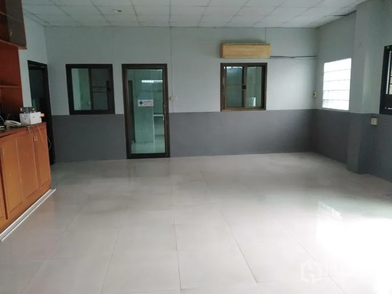 工厂 出租在Saphan Sung, Bangkok - 整洁办公室，瓷砖地、采光窗、空调与柜体。