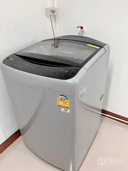 ทาวน์เฮาส์ ให้เช่าในHuai Khwang, Bangkok - เครื่องซักผ้าฝาบนติดตั้งในมุมซักล้างพร้อมจุดน้ำ