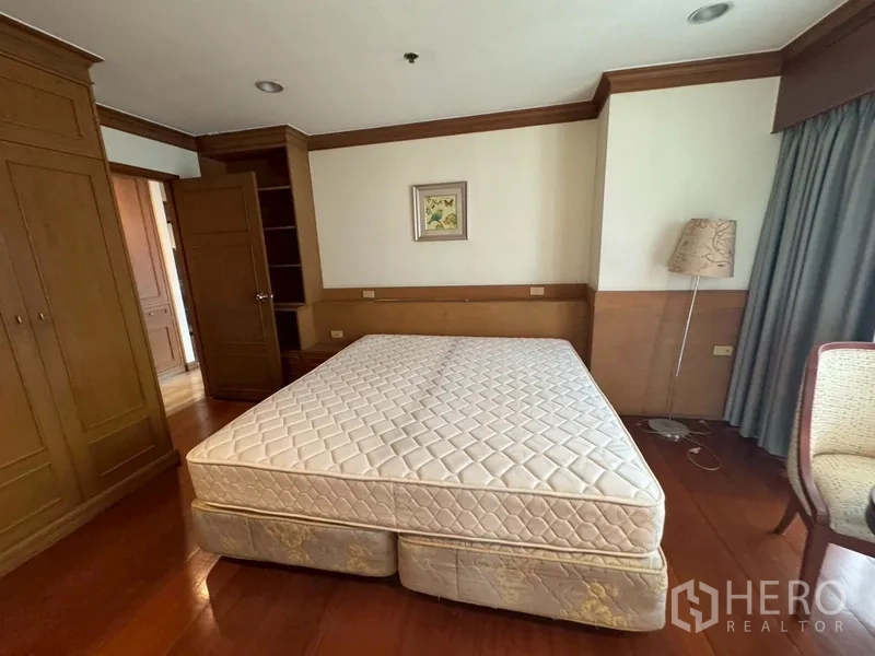 คอนโด ให้เช่าในWatthana, Bangkok - ห้องนอนที่สอง เตียงคู่ ตู้เสื้อผ้า และพื้นไม้