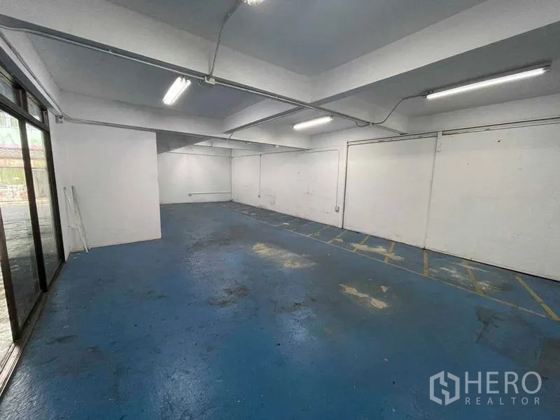 คลังสินค้า ให้เช่าในBangkok Yai, Bangkok - ห้องอเนกประสงค์พื้นอีพ็อกซี่สีน้ำเงิน ไฟฟลูออเรสเซนต์ เหมาะเป็นสต็อกหรือจุดรับส่งของ