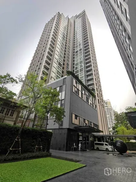 公寓 出租在Watthana, Bangkok - 瓦他那区高层公寓外观，园景入口与雨棚车道。