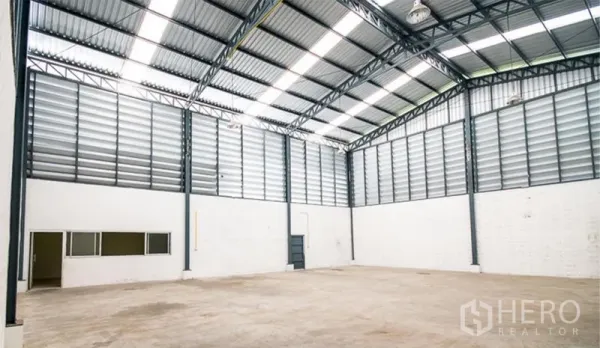 คลังสินค้า ให้เช่าในMueang Samut Prakan, Samut Prakan - พื้นที่ภายในโกดังโล่งสว่าง เพดานสูง ผนังระบายอากาศ พื้นคอนกรีต พร้อมห้องสำนักงานชั้นล่าง