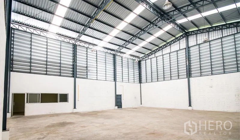 คลังสินค้า ให้เช่าในMueang Samut Prakan, Samut Prakan - พื้นที่ภายในโกดังโล่งสว่าง เพดานสูง ผนังระบายอากาศ พื้นคอนกรีต พร้อมห้องสำนักงานชั้นล่าง
