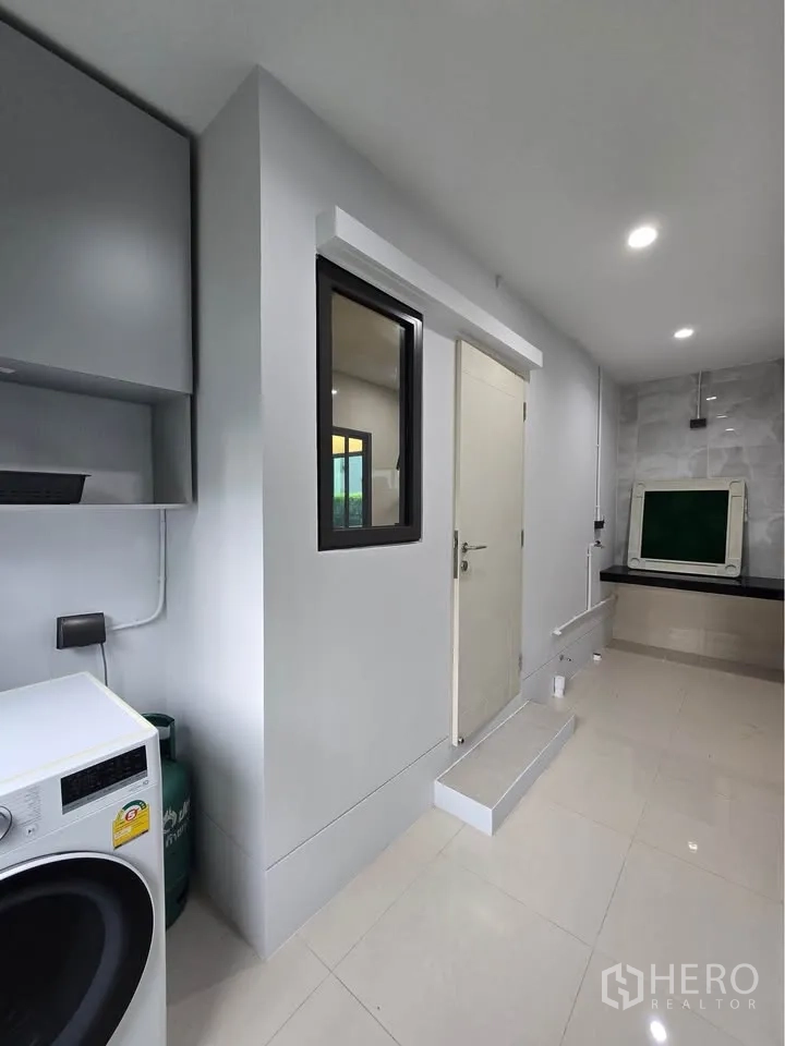 บ้านเดี่ยว for rent in Bang Kapi, Bangkok - ห้องอเนกประสงค์พร้อมเครื่องซักผ้าและตู้เก็บของ พื้นกระเบื้อง