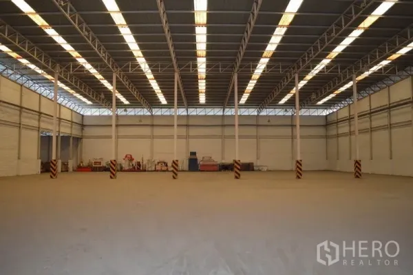 Warehouse for rent in Bang Sue, Bangkok - Spacious warehouse interior with high steel-truss roof, skylight panels and open 1,000 sqm floor area.